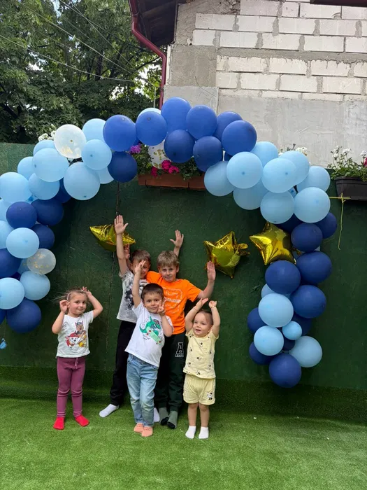 Copii la locul de joacă Tărâmul Vesel din sectorul 6, București